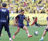 アップをするＦＣ東京・長友（撮影・佐々木彰尚）