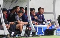 ベンチスタートのＦＣ東京・長友（右）＝撮影・佐々木彰尚