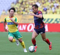 後半、突破をはかるＦＣ東京・長友（撮影・佐々木彰尚）