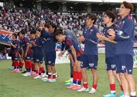 あいさつをするＦＣ東京・長友（中央）＝撮影・佐々木彰尚