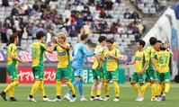 勝利に喜ぶ千葉イレブン（撮影・佐々木彰尚）