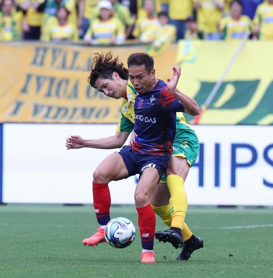 後半、競るＦＣ東京・長友（撮影・佐々木彰尚）