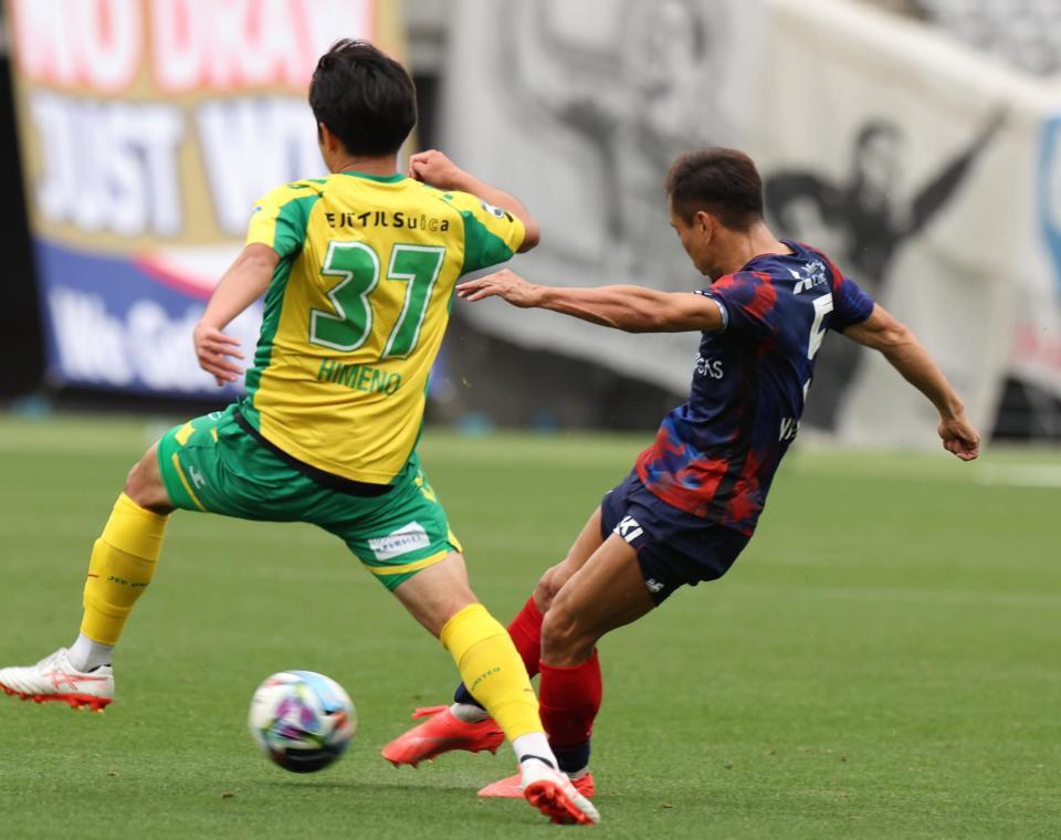 後半、ゴールを狙うＦＣ東京・長友（撮影・佐々木彰尚）