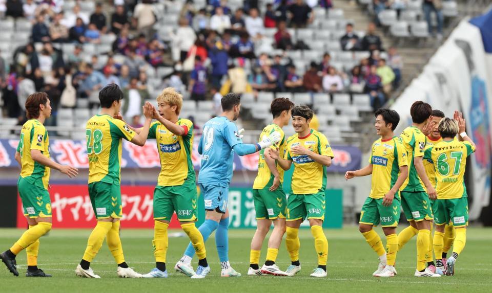 勝利に喜ぶ千葉イレブン（撮影・佐々木彰尚）