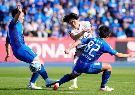 　水戸-浦和　後半、チーム２点目のゴールを決める浦和・小森（右奥）＝Ｋｓスタ