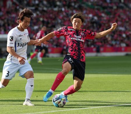 前半、ボールを追うＣ大阪・横山夢樹（右）＝撮影・中田匡峻