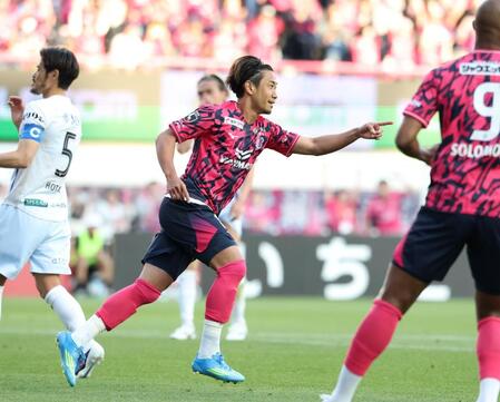 後半、ＰＫで勝ち越しゴールを決め駆け出すＣ大阪・香川真司（撮影・中田匡峻）