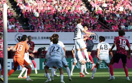 後半、へディングでシュートを決めるＣ大阪・田中駿汰（右から３人目）＝撮影・中田匡峻
