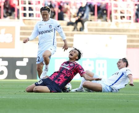 後半、ファールをもらうＣ大阪・石渡ネルソン（左）＝撮影・中田匡峻