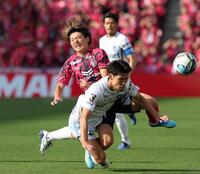 前半、競り合うＣ大阪・横山夢樹（中央）＝撮影・中田匡峻