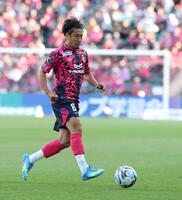 後半、パスを出すＣ大阪・香川真司（撮影・中田匡峻）