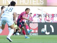 後半、パスを出すＣ大阪・香川真司（撮影・中田匡峻）