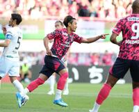 後半、ＰＫで勝ち越しゴールを決め駆け出すＣ大阪・香川真司（撮影・中田匡峻）