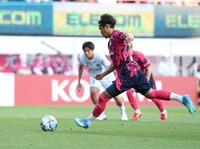 後半、ＰＫで勝ち越しゴールを決めるＣ大阪・香川真司（撮影・中田匡峻）