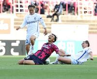後半、ファールをもらうＣ大阪・石渡ネルソン（左）＝撮影・中田匡峻