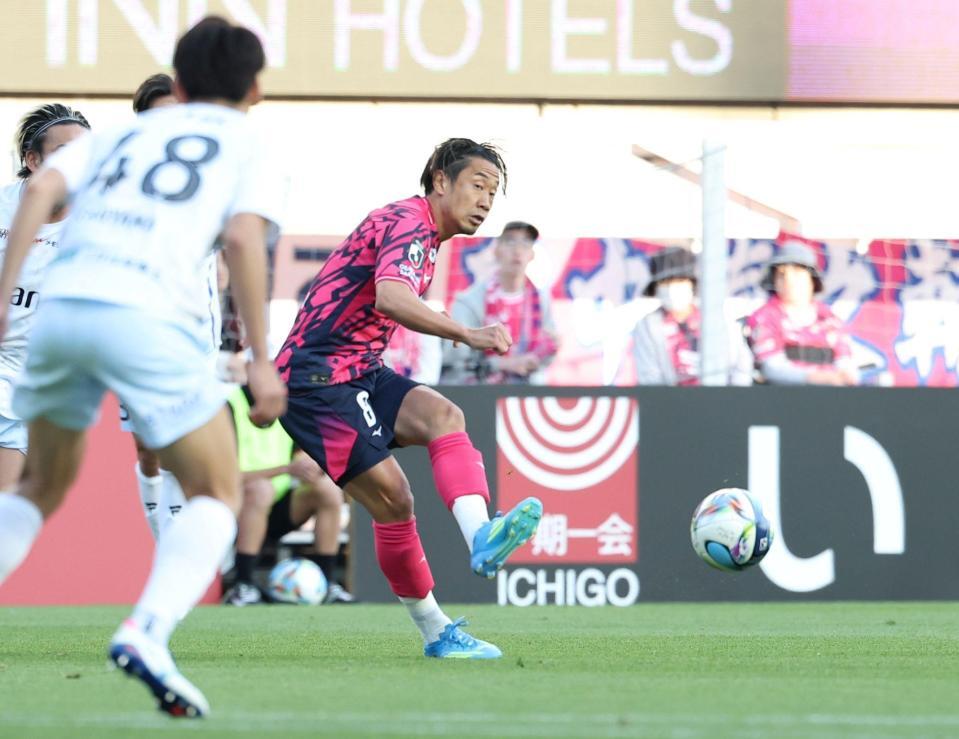 後半、パスを出すＣ大阪・香川真司（撮影・中田匡峻）