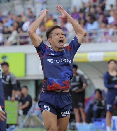 後半、大声でサポーターを煽るＦＣ東京・長友佑都（撮影・吉澤敬太）