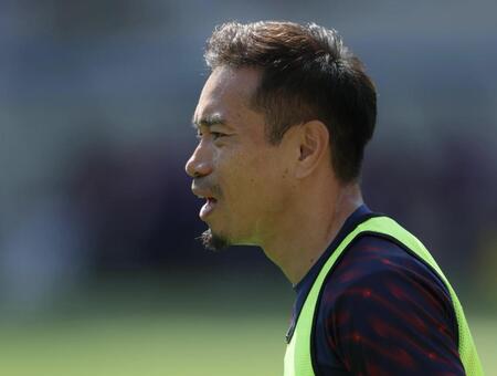 試合前練習するＦＣ東京・長友佑都（撮影・吉澤敬太）