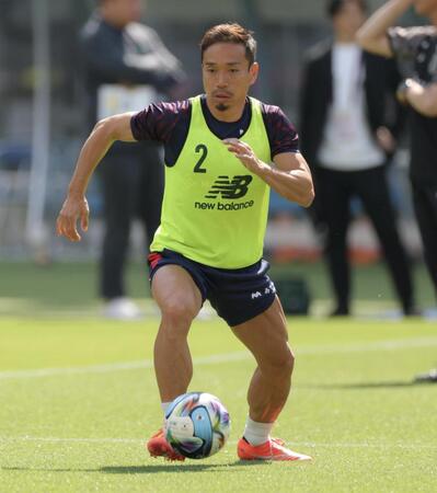 試合前練習するＦＣ東京・長友佑都（撮影・吉澤敬太）