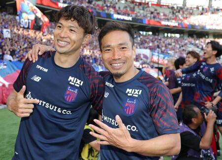 仲間から「５回目あるよ！」と声をかけられ５本の指を広げて笑顔を見せるＦＣ東京・長友佑都（中央）。左は森重真人（撮影・吉澤敬太）