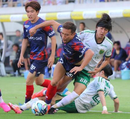 後半、東京Ｖの２人がかりのＤＦを突破するＦＣ東京・長友佑都（中央）。左奥はＦＣ東京・佐藤龍之介（撮影・吉澤敬太）