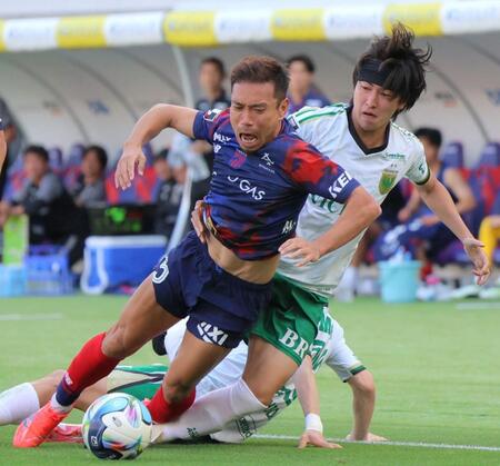 後半、東京Ｖ・松橋優安（右）ら２人がかりのＤＦを強引に突破するＦＣ東京・長友佑都（撮影・吉澤敬太）