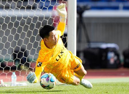 　横浜Ｍ-鹿島　ＰＫ戦で横浜Ｍ３人目のキックを止める鹿島・ＧＫ早川＝日産スタジアム