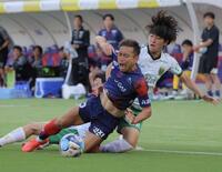 後半、激しく競り合うＦＣ東京・長友佑都（手前）＝撮影・吉澤敬太
