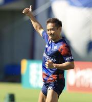 前半、仲間に笑顔でサムアップポーズを見せるＦＣ東京・長友佑都（撮影・吉澤敬太）