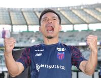 東京Ｖに勝利しサポーターの前で「ブラボー！！」と絶叫するＦＣ東京・長友佑都（撮影・吉澤敬太）