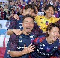 試合後、仲間から「５回目あるよ！」と言われ５本の指を広げて「ブラボー！！」と叫ぶＦＣ東京・長友佑都（左）＝撮影・吉澤敬太