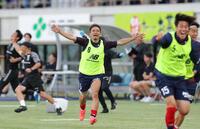 後半終了間際、決勝点を決めた長倉幹樹の元へ駆け出すＦＣ東京・長友佑都（撮影・吉澤敬太）