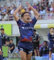 後半、大声でサポーターを煽るＦＣ東京・長友佑都（撮影・吉澤敬太）