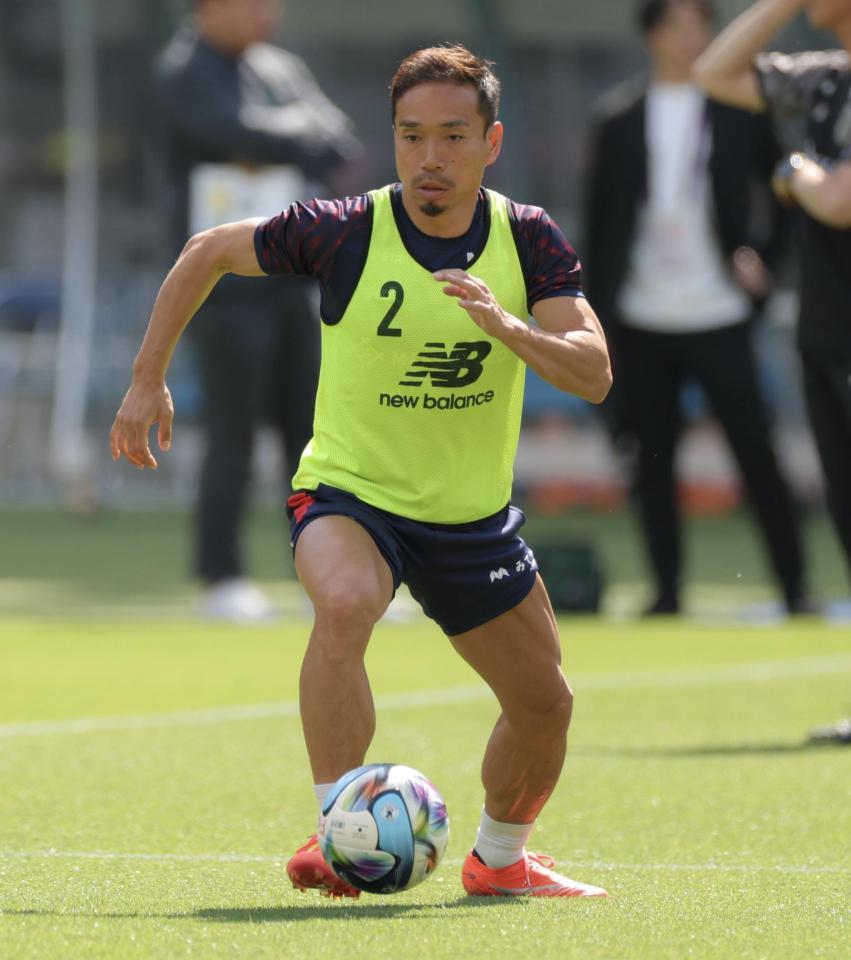 試合前練習するＦＣ東京・長友佑都（撮影・吉澤敬太）