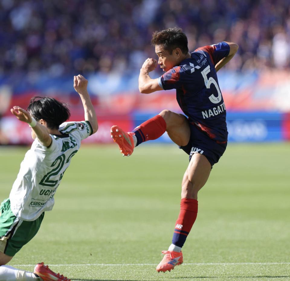 前半、鋭いシュートを放つＦＣ東京・長友佑都（撮影・吉澤敬太）