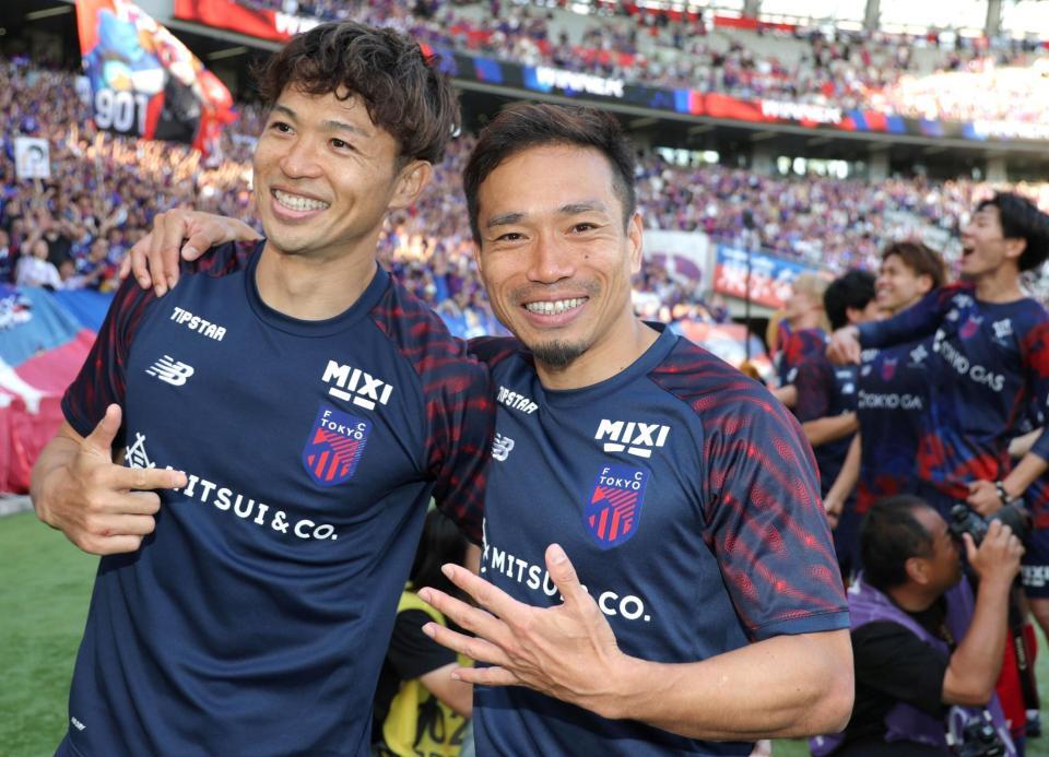仲間から「５回目あるよ！」と声をかけられ５本の指を広げて笑顔を見せるＦＣ東京・長友佑都（中央）。左は森重真人（撮影・吉澤敬太）