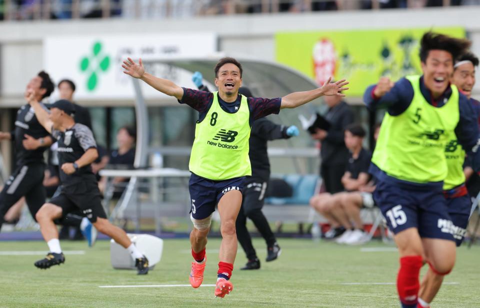 後半終了間際、決勝点を決めた長倉幹樹の元へ駆け出すＦＣ東京・長友佑都（撮影・吉澤敬太）