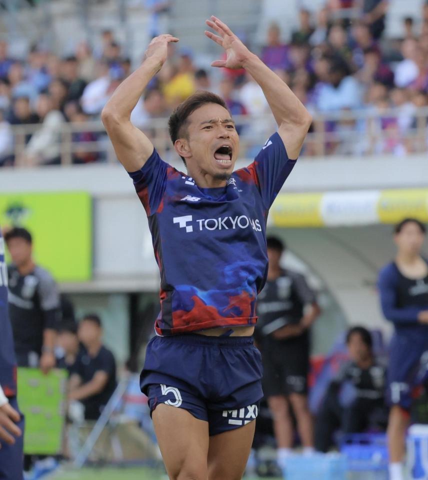 後半、大声でサポーターを煽るＦＣ東京・長友佑都（撮影・吉澤敬太）