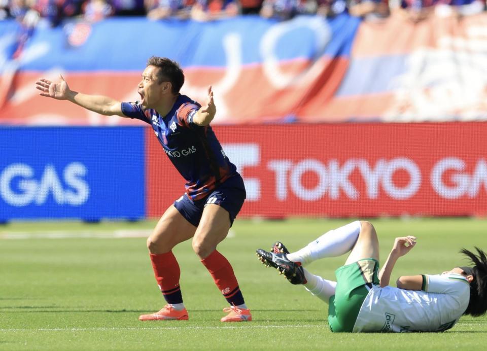 前半、闘志をむき出しにするＦＣ東京・長友佑都（左）＝味の素スタジアム（撮影・吉澤敬太）Ｏｕｔｌｏｏｋ　ｆｏｒ　ｉＯＳ　［ｈｔｔｐｓ：／／ａｋａ．ｍｓ／ｏ０ｕｋｅｆ］　を入手