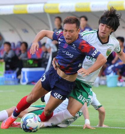 　後半、東京Ｖ・松橋（右）ら２人がかりのディフェンスを強引に突破するＦＣ東京・長友（撮影・吉澤敬太）