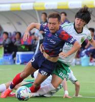 　後半、東京Ｖ・松橋（右）ら２人がかりのディフェンスを強引に突破するＦＣ東京・長友（撮影・吉澤敬太）