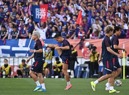 試合前のアップをするＦＣ東京・長友佑都（左から２人目）＝撮影・開出牧