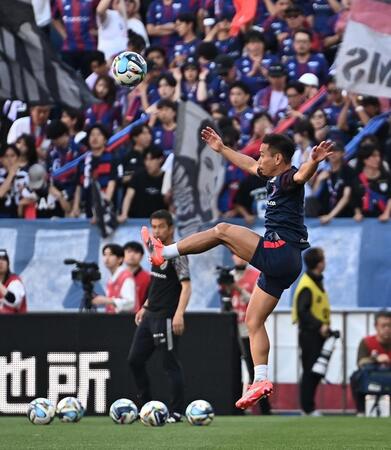 試合前の練習でヘディングするＦＣ東京・長友佑都＝埼玉スタジアム（撮影・開出牧）