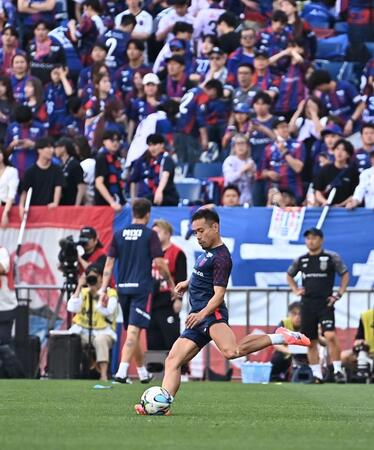 試合前の練習でボールを蹴るＦＣ東京・長友佑都（撮影・開出牧）