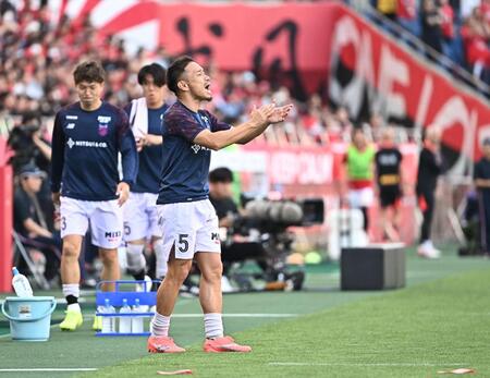 後半、ベンチ前で味方にげきを飛ばすＦＣ東京・長友佑都（撮影・開出牧）