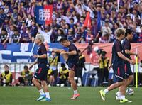 試合前のアップをするＦＣ東京・長友佑都（左から２人目）＝撮影・開出牧