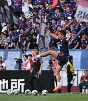 試合前の練習でヘディングするＦＣ東京・長友佑都＝埼玉スタジアム（撮影・開出牧）
