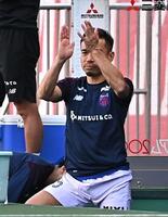 前半、味方の攻撃にベンチで拍手するＦＣ東京・長友佑都（撮影・開出牧）