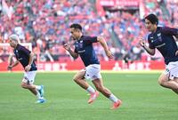 ハーフタイムでダッシュをするＦＣ東京・長友佑都（中央）＝撮影・開出牧