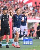 後半、ベンチ前で味方の攻撃を見守るＦＣ東京・長友佑都（撮影・開出牧）